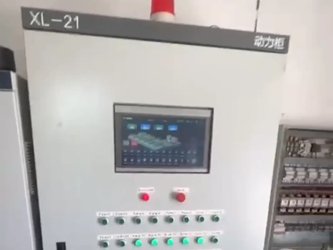 配有触摸屏、指示灯和多排按钮的电气控制柜。