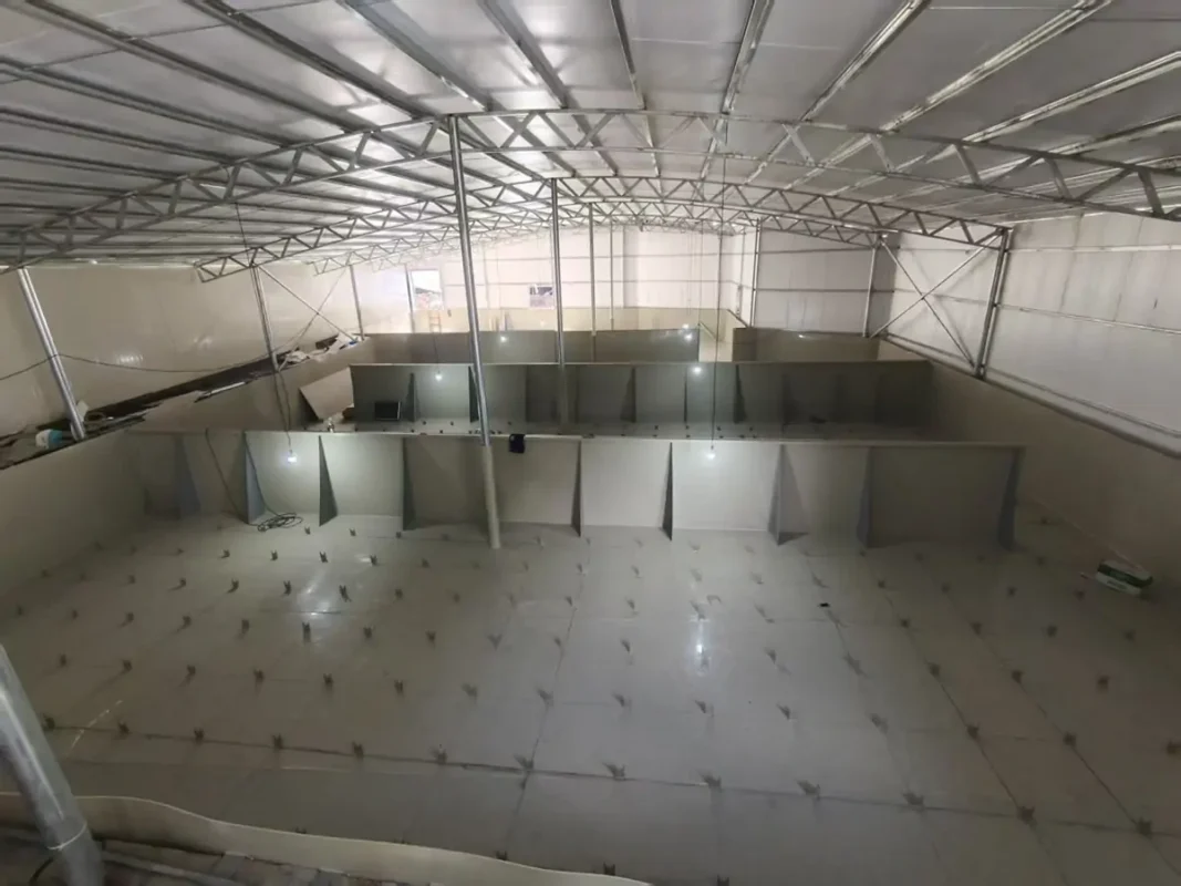 空矩形室内池，池底分布小型管道出口。