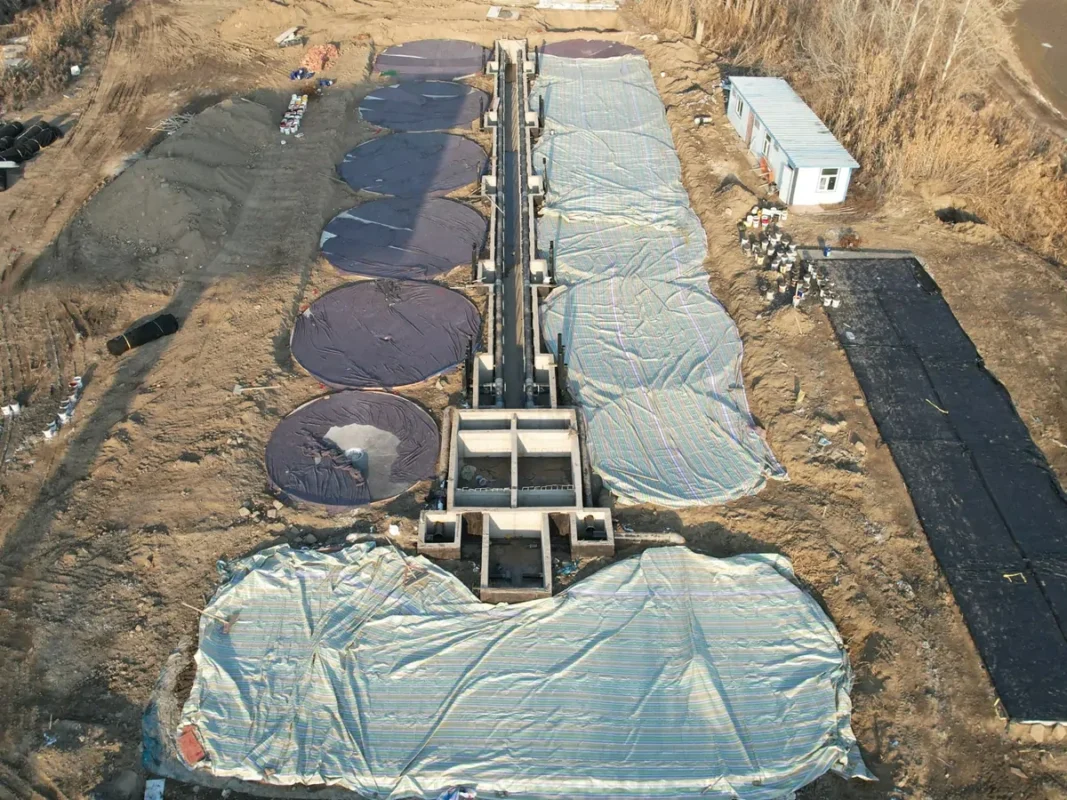 五家渠施工阶段带覆盖物池基和中央检修通道的航拍图。