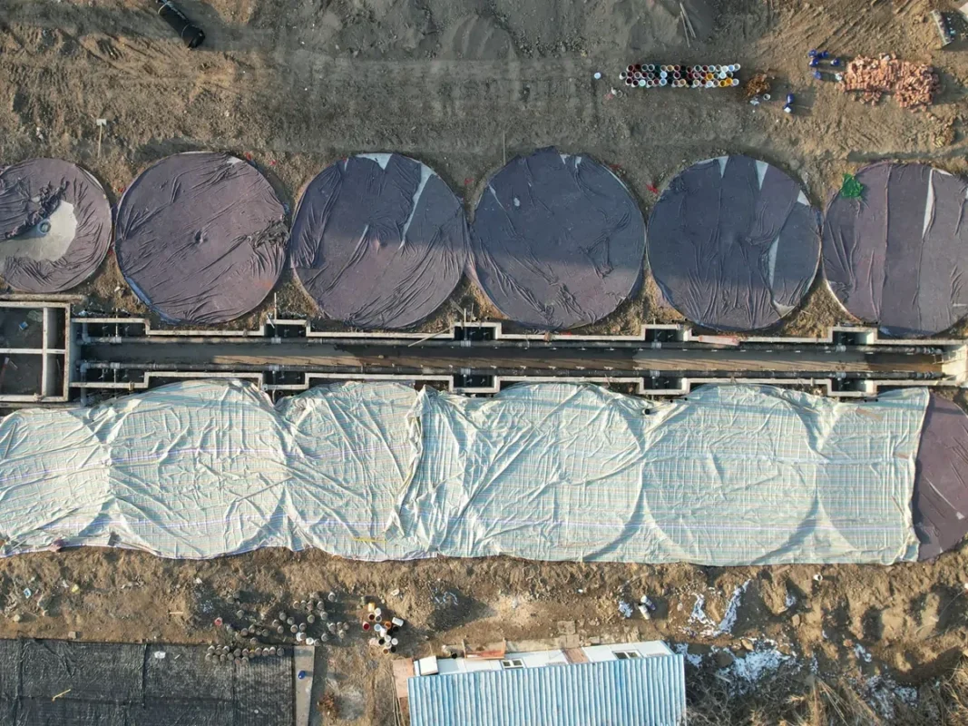 五家渠对虾设施施工期间，带覆盖物池基之间管道的俯视图。